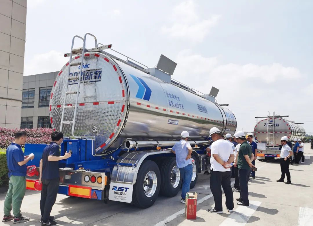 2021新款液罐車為何吸引眾多用戶慕名而來？你的好奇我來解答！