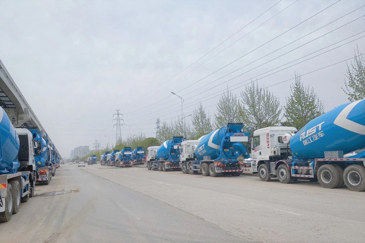 貧窮限制了想象力，這場面竟是發(fā)車現(xiàn)場！