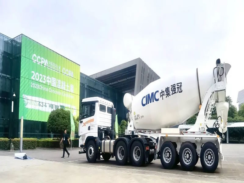 中集強(qiáng)冠大秦系列電動(dòng)上裝攪拌半掛車閃耀2023中國(guó)混凝土展！