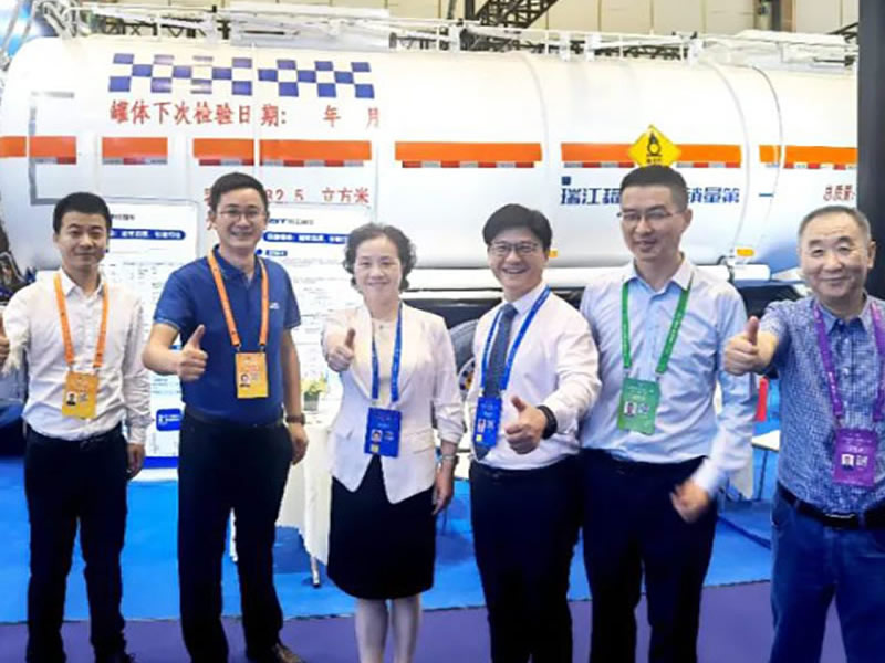 質(zhì)量之光·高端引領(lǐng) | 瑞江罐車代表安徽智造盛裝出席中國(guó)質(zhì)量大會(huì)